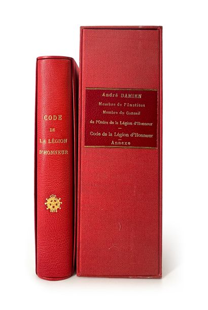 null Code de la Légion d'honneur
Reliure en cuir rouge au nom d'André Damien, contenant...