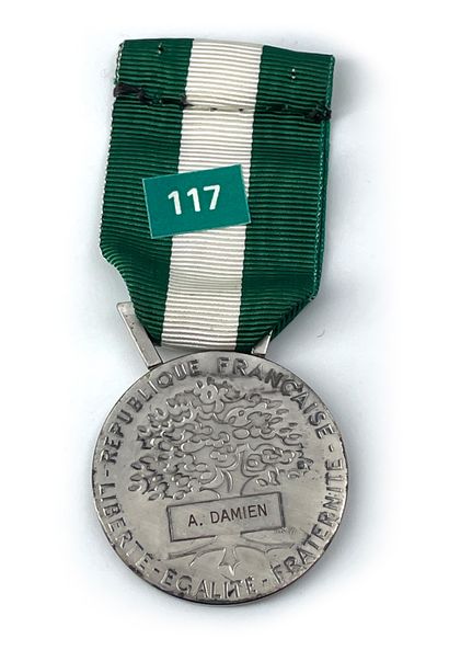  Médaille d'argent d'honneur régionale, départementale et communale. Attribuée au...
