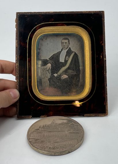 null Daguerreotype "3/4 lawyer seated in a dress"
Framed in tortoise shell glass.
Inscription...