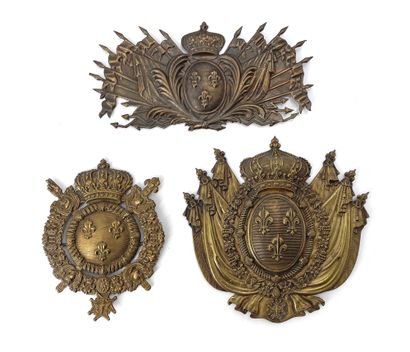 null Trois plaques aux «Armes de France» d‘époque Restauration, en cuivre estampé....