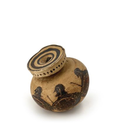 null Globular aryball in beige terracotta with ochre and black highlights, the body...