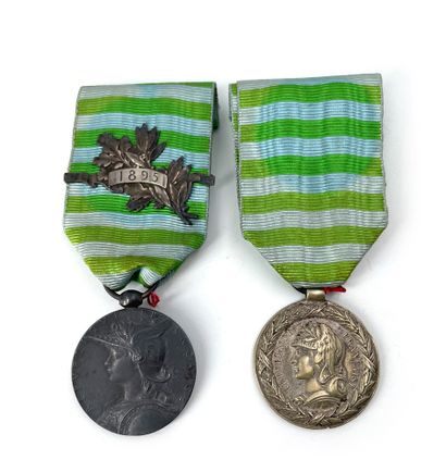 null FRANCE Deux médailles :
- de Madagascar (1883-1886). Coup sur la tranche.
-...