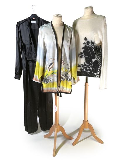 null Lot comprenant 
- ETRO blouse en laine imprimée à décor japonisant, T. S
- SAINT...