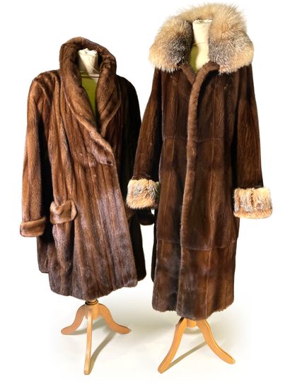 null Deux manteaux de fourrure 
- Vison réversible avec ceinture, T. 44 env. 
- Edgard...