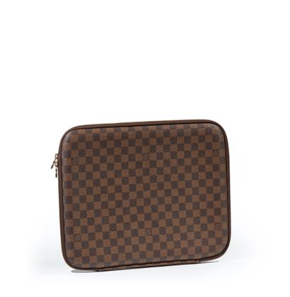 LOUIS VUITTON Pochette d'ordinateur en toile damier ébène.
32 x 40,5 cm 
Très bon...