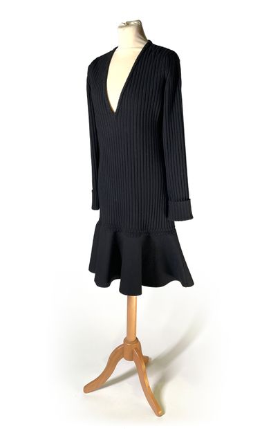 Yves Saint LAURENT Petite robe noire en lainage, grand décolleté en V T. L Très bon...