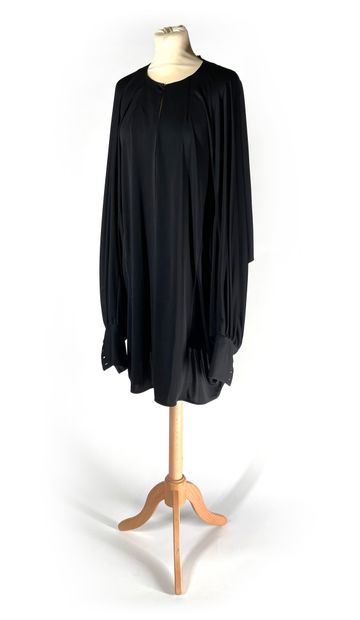 Yves Saint LAURENT Petite robe noire à manches chauve-souris 
T. 40 
Bon état