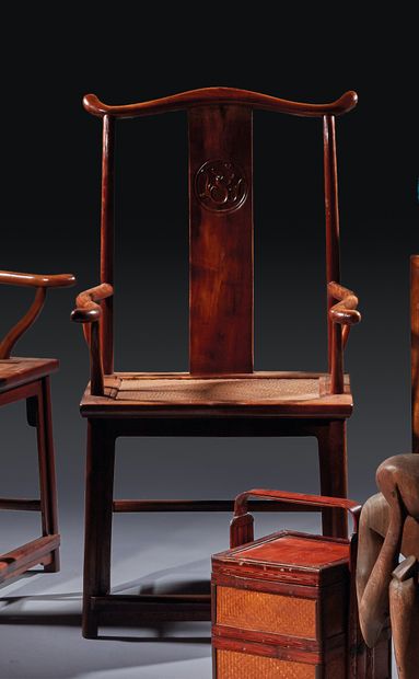 Paire de fauteuils en bois exotique à décor...