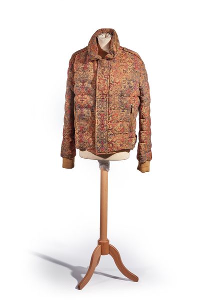 Yves Saint LAURENT Manteau court en tissu à motif persan, deux poches latérales 
T....