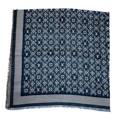 LOUIS VUITTON Châle en soie et laine, modèle 1854 
139 x 140 cm (environ)
Etat n...
