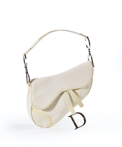Christian Dior, modèle Saddle mini
Sac en cuir ivoire. Fermoir étrier D.
25,5 x 20...