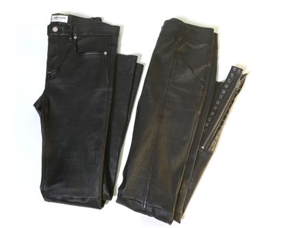 Yves Saint LAURENT Lot de deux pantalons en cuir noir d'agneau 
T. 42 
Très bon état...