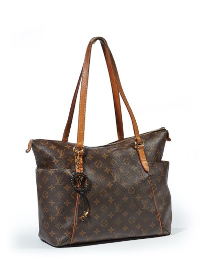 Louis Vuitton, modèle Totally
Sac à main en toile monogram 26,5 x 44 x 16 cm
(usures...