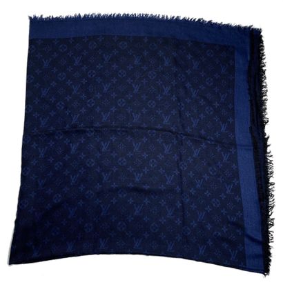 LOUIS VUITTON Echarpe en cachemire et laine bleu marine et noir monogrammée
145 x...