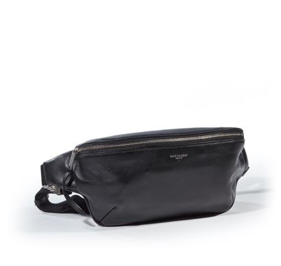 SAINT LAURENT Banane en cuir noir 11,5 x 34 cm 
Très bon état