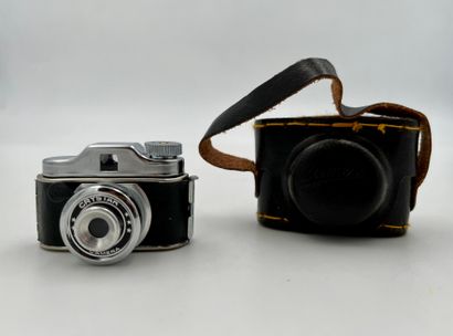  Appareil photo miniature CRYSTAR Camera et son étui de transport en cuir  