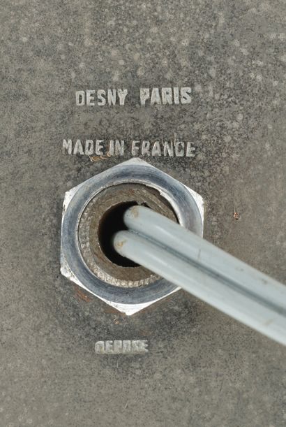 DESNY PARIS Paire de lampes modernistes en verre et métal nickelé
Signées
H : 25,5...