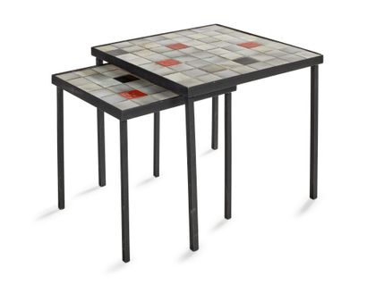 Mado JOLAIN (1921-2019) Suite de deux tables gigognes, plateau en céramique émaillée,...