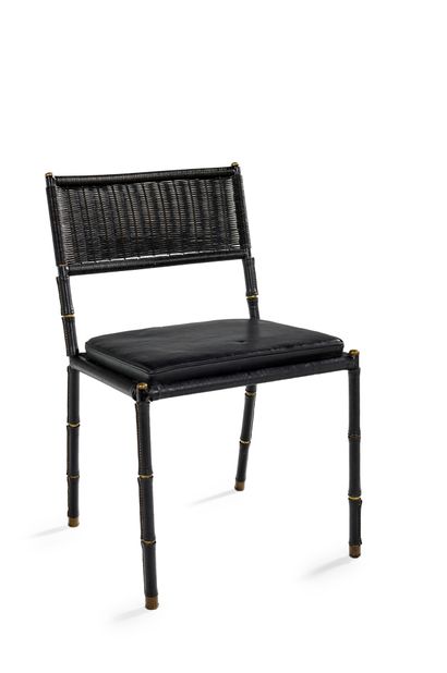 JACQUES ADNET (1900-1984) Chaise à structure en métal gainée de cuir noir, dossier...