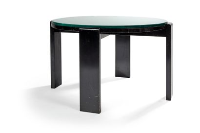 JACQUES ADNET (1900-1984) Table basse en bois laqué noir à plateau circulaire en...
