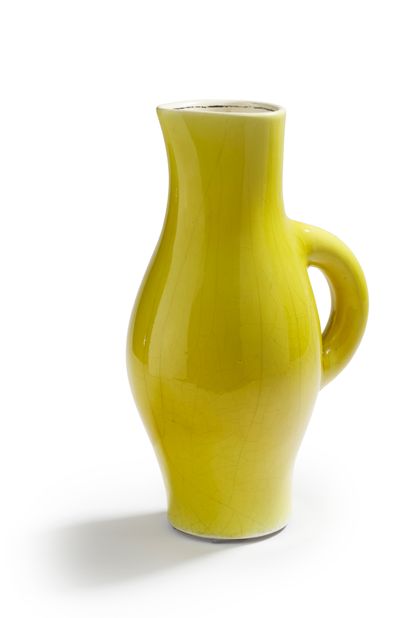 DENISE GATARD (1921-1992) Pichet en céramique émaillée jaune, intérieur blanc
Monogrammé
H...
