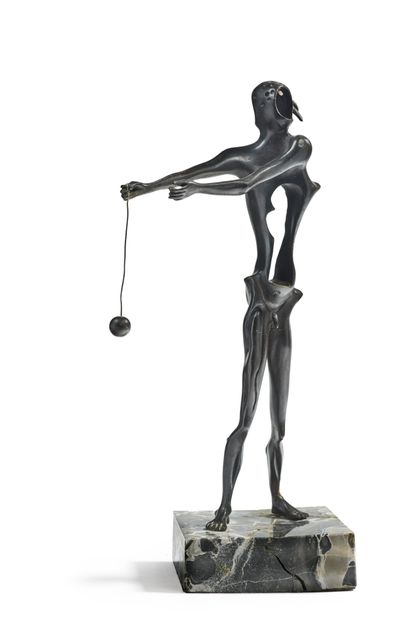 Salvador DALI (1904-1989) Hommage à Newton
Epreuve en bronze à patine brune, socle...