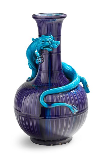 Théodore DECK (1823-1891) Vase Dragon Rare vase en céramique émaillée bleue nuancée...