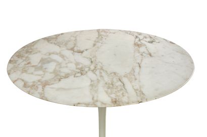 Eero Saarinen (1910-1961) Table de salle à manger, plateau circulaire en marbre blanc...