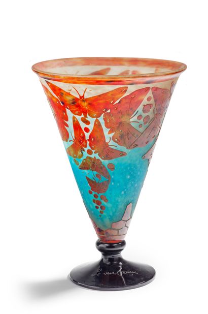 LE VERRE FRANÇAIS Vase conique sur talon plat circulaire en verre doublé à décor...