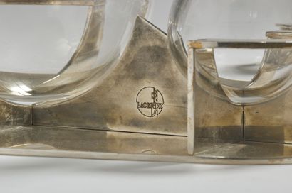 JEAN-BORIS LACROIX (1902-1984) 
Paire de présentoirs en métal nickelé et leurs flacons...