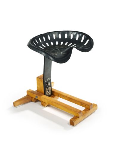 TRAVAIL MODERNE Tractor" stool, black lacquered metal seat with openwork, pine legs
H:...