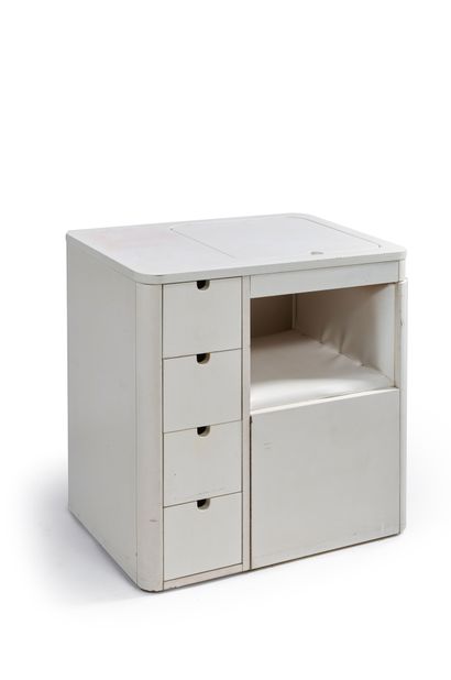 TRAVAIL ITALIEN Dressing table and its integrated chair in white melamine
It opens...