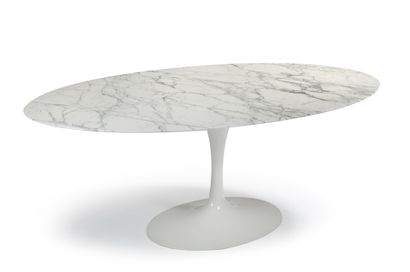 Eero Saarinen (1910-1961) Table de salle à manger, plateau ovale en marbre blanc...