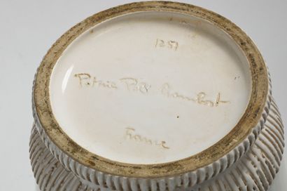 POL CHAMBOST (1906-1983) Pot en céramique émaillée blanche
Signé
Diam : 20 cm