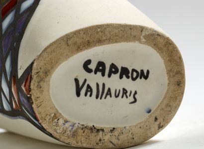 ROGER CAPRON (1922-2006) Vase de forme libre en céramique émaillée à décor d'un poisson...