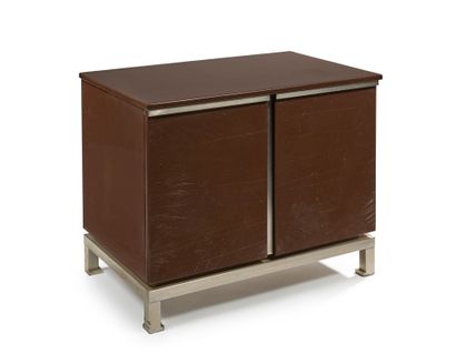 Guy LEFEVRE (1933-2018) pour JANSEN Buffet de rangement en laque brune ouvrant par...