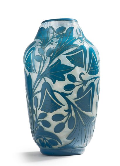 DAUM NANCY FRANCE Vase en verre épais forme numéro 4831 à décor de fleurs de campanules...