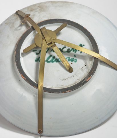 JACQUES INNOCENTI (1926-1958) Coupe circulaire sur talon en céramique émaillée à...