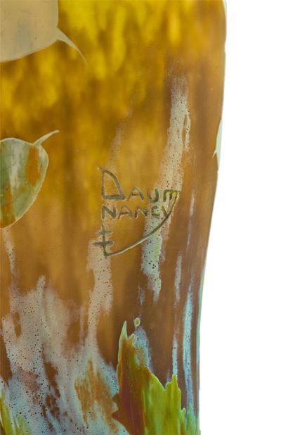 DAUM Nancy Vase de forme balustre à en verre doublé à décor dégagé à l'acide de feuilles...