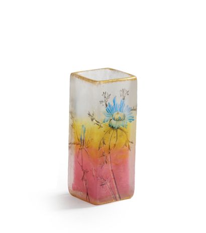 DAUM Nancy Vase porte pinceaux en verre doublé à décor dégagé à l'acide de fleurs...