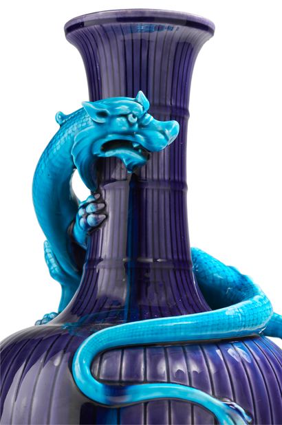 Théodore DECK (1823-1891) Vase Dragon
Rare vase en céramique émaillée bleue nuancée...