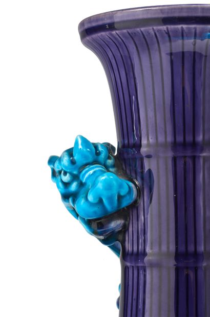 Théodore DECK (1823-1891) Vase Dragon Rare vase en céramique émaillée bleue nuancée...