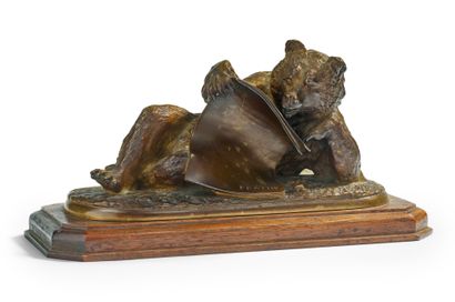 Christophe FRATIN (1801-1864) Ours lisant Sculpture en bronze à patine médaille Signée...