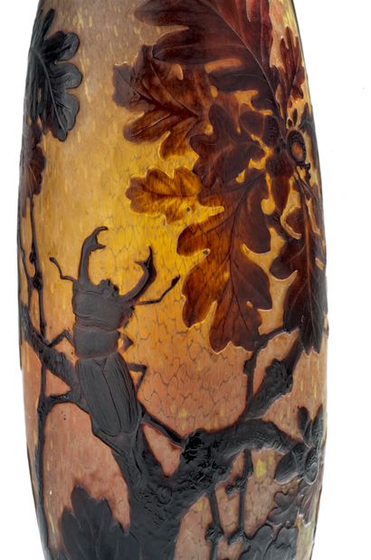 Émile GALLÉ (1846-1904) Rare vase fuselé sur talon plat et col évasé en verre multicouches...