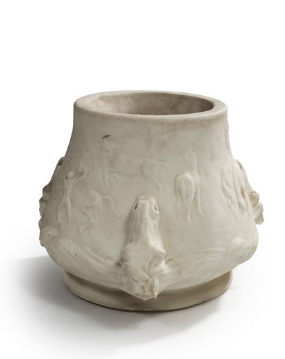 ERNEST CARRIERE (1858-1908) Exceptionnel cache-pot en marbre à décor d'une frise...