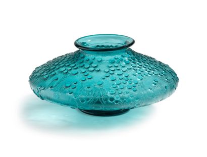 DAUM NANCY FRANCE Vase en verre épais vert bleuté à décor en réserve dégagé à l'acide...