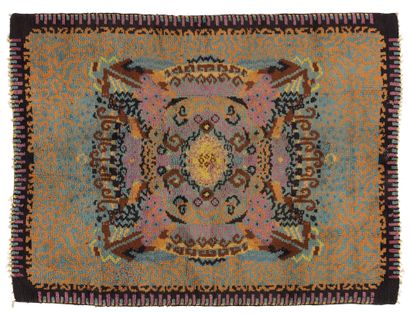 Emile GAUDISSARD (1872-1956) Tapis en laine polychrome à décor floral
209 x 150 ...