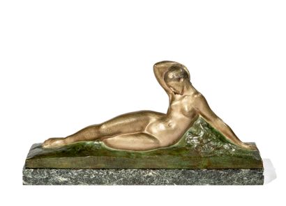 Amedeo GENNARELLI (1881-1943) Sculpture en bronze figurant une femme alanguie reposant...