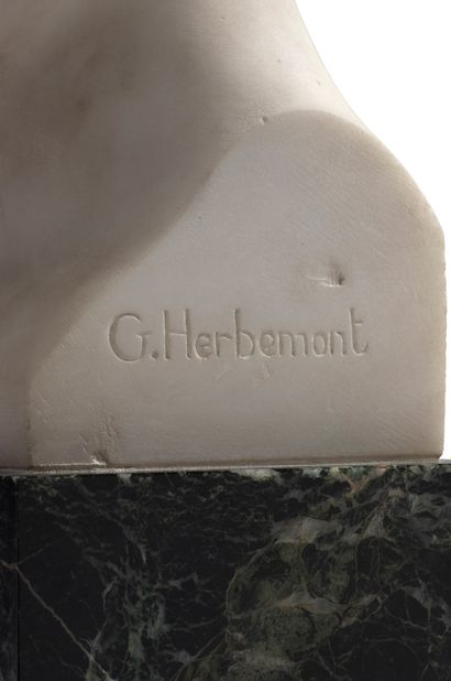 GASTON HERBEMONT (né en 1883) Buste de jeune femme
Sculpture en marbre blanc de Carrare
Signée...