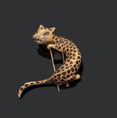 null Brooch clip in gold 750 thousandths, stylizing a finely chiseled leopard spotted...